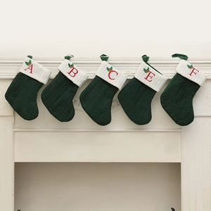 Lot de 5 chaussettes de Noël en tricot vert avec lettres rouges brodées sur la cheminée