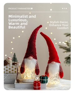Detailansicht von zwei leuchtenden Weihnachtswichteln mit roten Hüten und LED-Beleuchtung