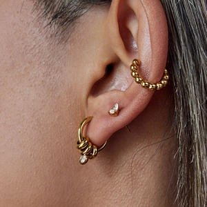Ensemble de boucles d'oreilles minimalistes en acier doré 18K et zircons blancs