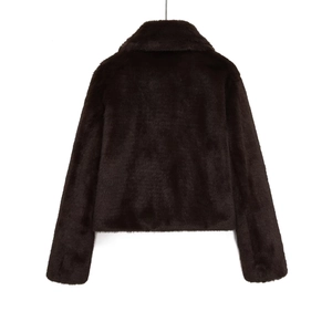 Veste courte en fausse fourrure marron foncé pour femme, texture douce vue de l'arrière