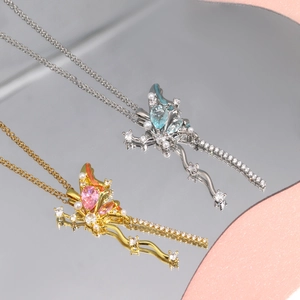 Détail de pendentifs papillon en argent et or avec zircons micro-sertis et perles