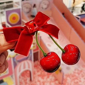 Barrette nœud en velours rouge d'hiver avec pendentif cerise et pierre précieuse