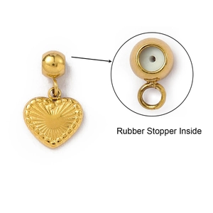 Détail du pendentif cœur avec bouchon en caoutchouc interne et texture radiale dorée