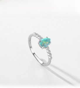 Detail eines S925 Sterlingsilberrings mit Tropfenopal und kleinen Pavé-Diamanten