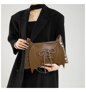 Élégant sac à bandoulière marron ailes de chauve-souris avec rivets et laçage pour femmes