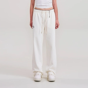 Détail du pantalon de jogging blanc avec taille à cordon réglable et coupe jambe droite
