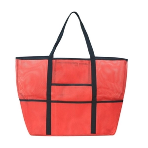Détail du sac de plage en filet rouge avec sangles noires et poches de rangement
