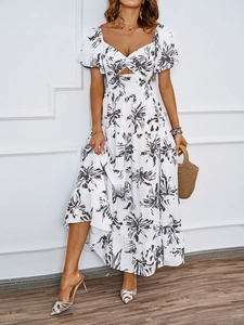 Dettaglio dell'elegante abito floreale bianco con scollo a V, design traforato e maniche a sbuffo