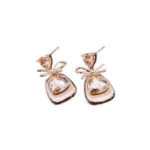 Orecchini a fiocco in oro rosa con cuore champagne e pendenti in cristallo a goccia