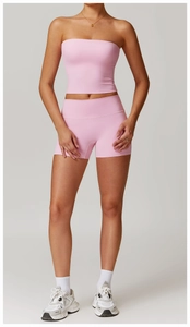 Détail de la texture du tissu de l'ensemble de yoga rose brossé à taille haute