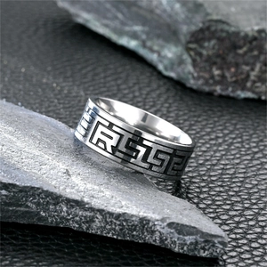 Bague rétro pour hommes en acier titane avec motif grec et gravure de la lettre R