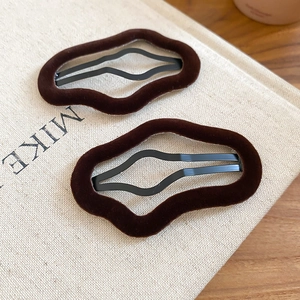 Brown flocked irregular geometric hair clips in a 2-piece set for autumn and winter