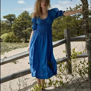 Robe midi bleue à manches bouffantes de style français avec taille élastique à la plage