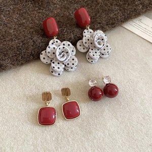 Detailed view of vintage geometric pearl earrings with red resin and silver needles
