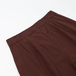 Gros plan détaillé de la taille d'un pantalon en lin marron foncé avec couture nette