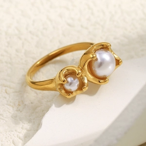 Dettaglio dell'anello bypass placcato oro 18K con doppie perle su base di pietra
