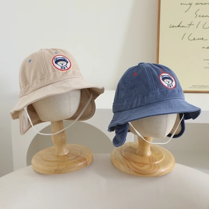 Détails de texture velours et broderie ours sur chapeaux enfants avec protège-oreilles
