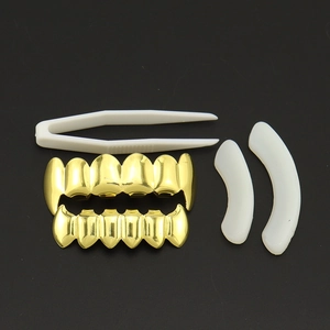 Vue détaillée des grillz hip hop dorés avec pince et barres de fixation en silicone