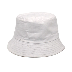 Vue détaillée du chapeau bob en coton blanc avec coutures circulaires sur le bord