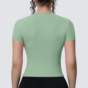 Vue détaillée du dos d'un t-shirt de yoga vert menthe avec une coupe ajustée respirante