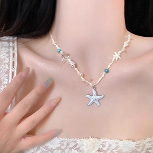 Collier pendentif conque et étoile de mer en céramique style plage de vacances