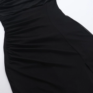 Détail des fronces latérales élégantes et du design plissé sur une robe en dentelle noire