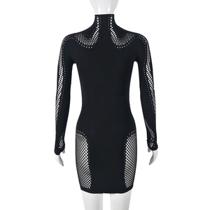 Détail d'une robe noire à col montant avec empiècements en résille et tissu extensible