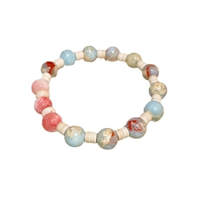 Bracelet ethnique perlé en pierre de shoushan et agate sur un fond blanc neutre