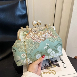 Elegante borsa da sera a conchiglia con ricami floreali, chiusura a perla e catena d'oro