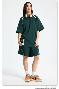 Λεπτομερής όψη σκούρου πράσινου oversized σετ από βαμβάκι που αναπνέει για ζευγάρια