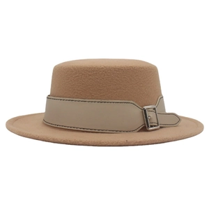 Cappello boater classico in lana cammello con cintura in pelle avorio e fibbia