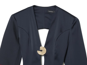 Détail du blazer en satin bleu marine avec fermoir en métal doré et texture lisse luxe