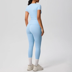 Vista posteriore di una modella in set yoga celeste con tessuto traspirante e vita alta