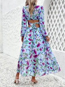 Dos nu d'une robe bleue fleurie avec découpe et détail de nœud papillon au dos