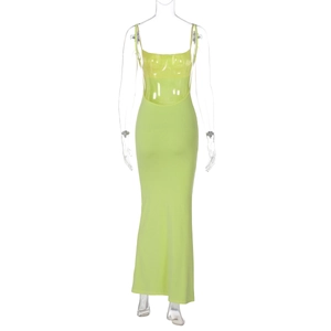 Dettaglio dell'abito lungo schiena scoperta verde neon con pannelli in PVC lucido