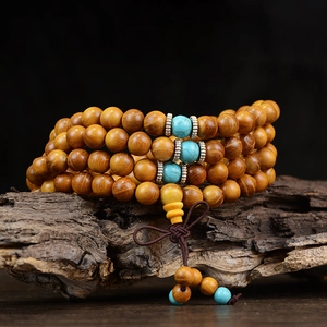 Vue détaillée de 108 perles de bois de santal avec accents bleu ciel sur bois