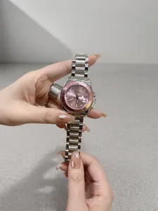 Details der silbernen Damenuhr mit rosa Zifferblatt, Datumsanzeige und Quarzwerk
