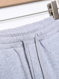 Détail du jogging gris avec ceinture élastique et cordons de serrage assortis réglables