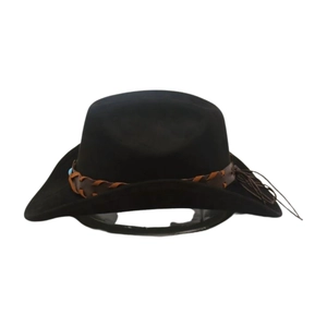 Détail du chapeau de cowboy avec bande en cuir, perle bleue et accent de gland