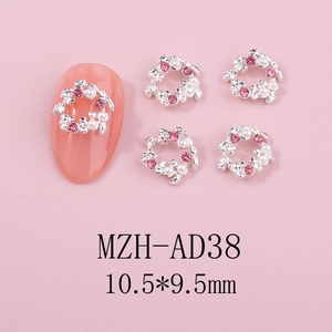 Détail de décoration d'ongle en forme de couronne avec strass roses et perles sur ongle