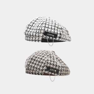 Houndstooth beret with metal chain and letter tag in black-white and brown colors