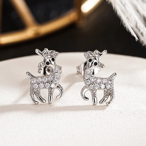Macro di orecchini a lobo a forma di renna in argento con zirconi e pietre nere