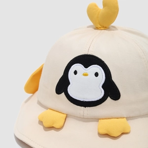 Cappello da sole beige per neonati con ricamo pinguino e ali decorative in 3D
