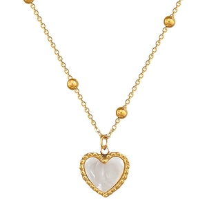 Collana in acciaio al titanio dorato con ciondolo a cuore in madreperla su sfondo bianco