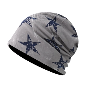 Détail de l'imprimé étoile vintage et de la texture du tissu tricoté du bonnet gris