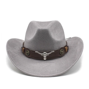 Détail d'un chapeau en daim gris avec ruban en cuir marron et ornement tête de taureau
