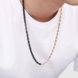 Détail du collier de 5mm en acier inoxydable avec un design bicolore noir et doré