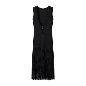 Robe noire élégante en maille dos nu avec col en U profond et ourlet à franges multicouches