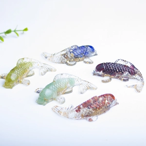 Détail de statues de poissons koï en résine avec incrustations de pierres de cristal