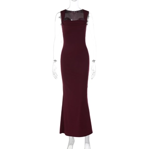 Détail de la robe bordeaux moulante avec empiècement en mesh au niveau du décolleté
